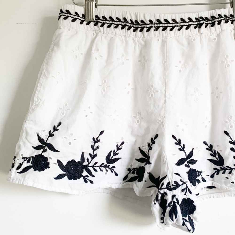 Zara White Eyelet Floral Embroidered Casual Shorts Boho Prairie sz Med - Picture 2 of 5